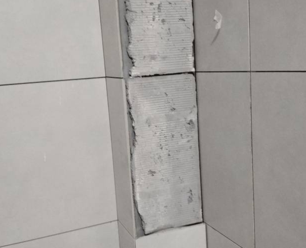古冶瓷砖空鼓维修公司分享下瓷砖施工前基层浇水润湿程度不足，可能导致以下问题
